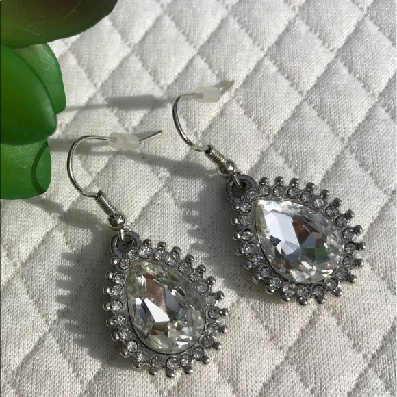 Sparkly drop earrings. Fun and timeless ✨ - Picture 6 of 8
